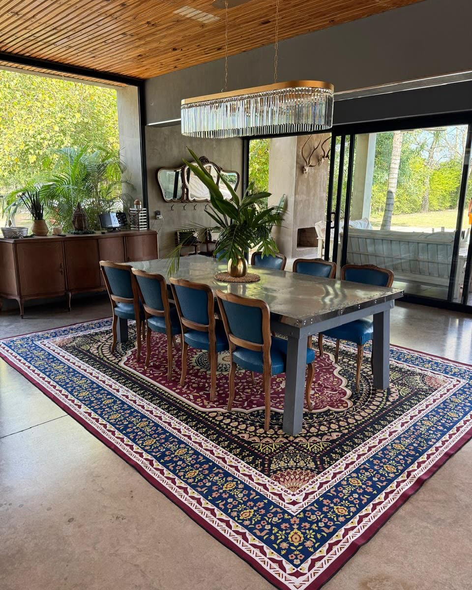 Comedor con lámpara rectangular instalada