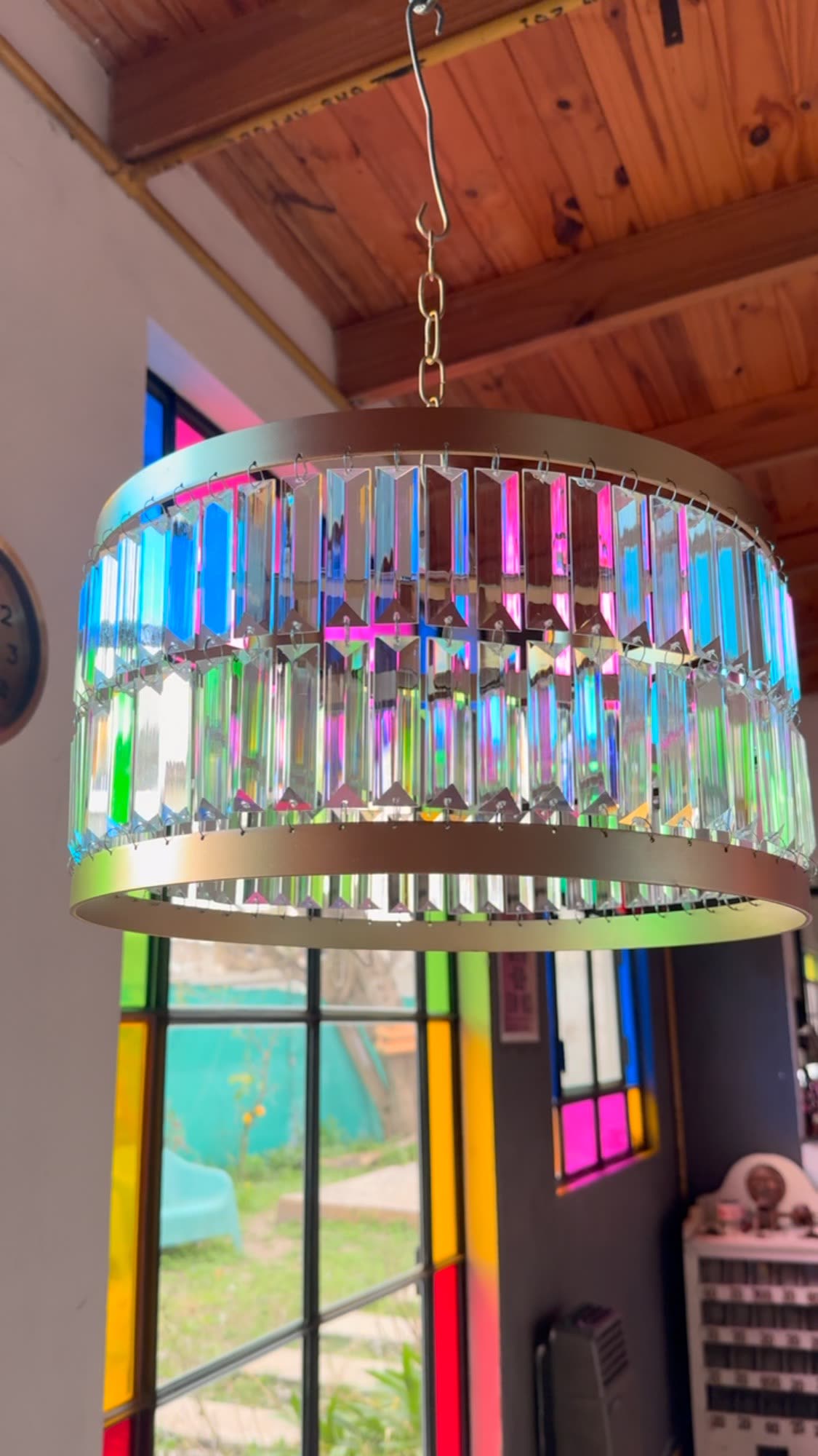 Lámpara de tambor con vitraux de fondo
