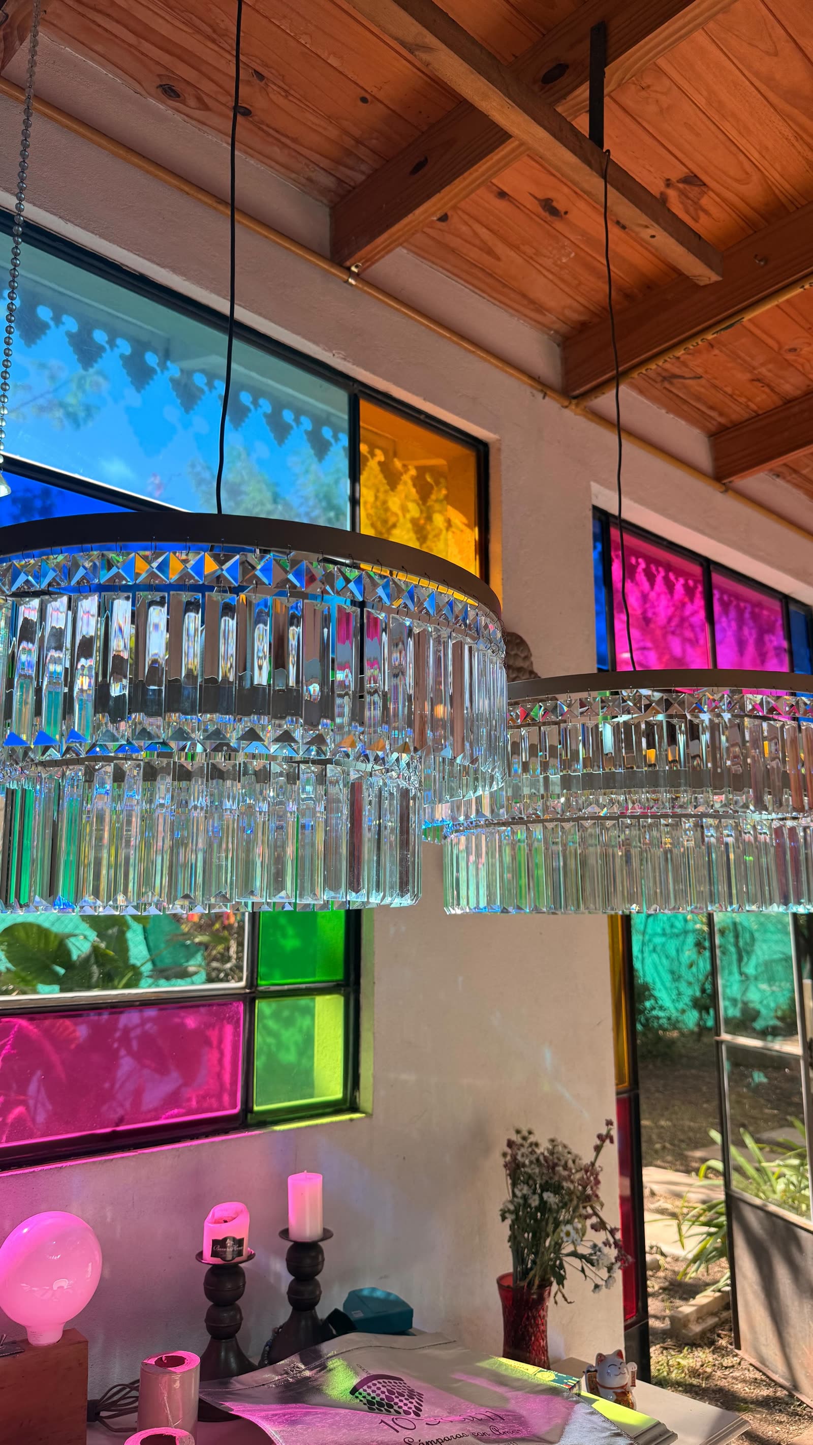 El estudio con vitraux de colores y lámparas de caireles
