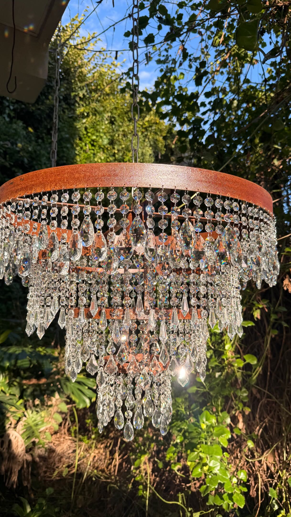 Lámpara encendida al atardecer en el jardín del taller